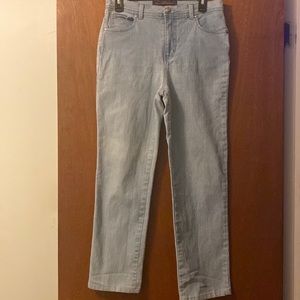 Gloria Vanderbilt blue Jeans Size 8. In great pre-owned condition.